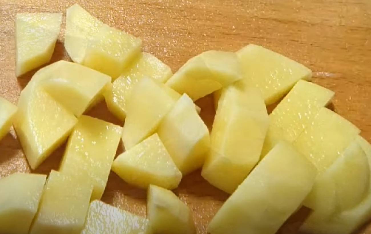 Тушкована картопля з м'ясом на пательні: швидкий рецепт смачного обіду для всієї родини